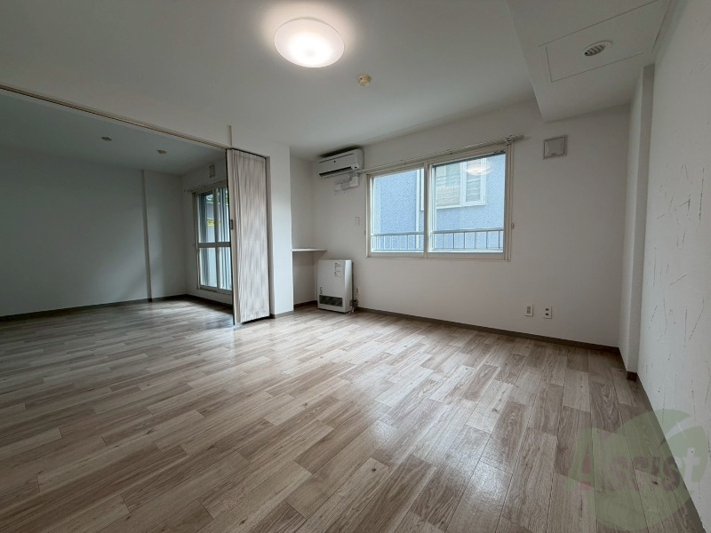 居室・リビング　日当たりが良くて心地よく過ごせそうなお部屋です。