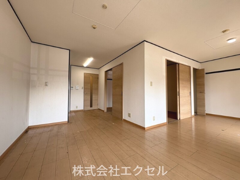 ＪＲ横浜線 相原駅 バス乗車時間：12分 最寄りバス停で下車 徒歩2分 3階建 築32年の居間写真