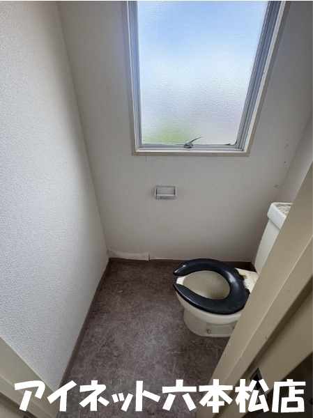 トイレ　窓付きのトイレです