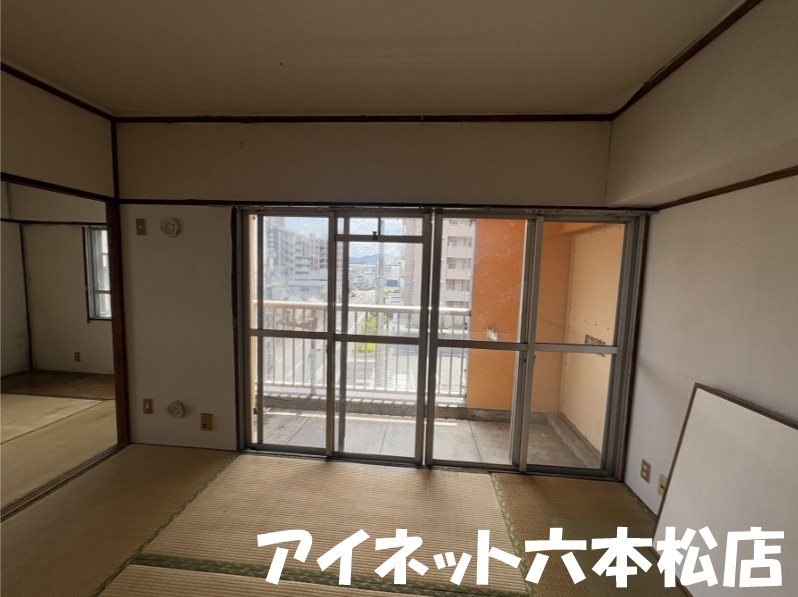 その他　窓が大きい洋室です