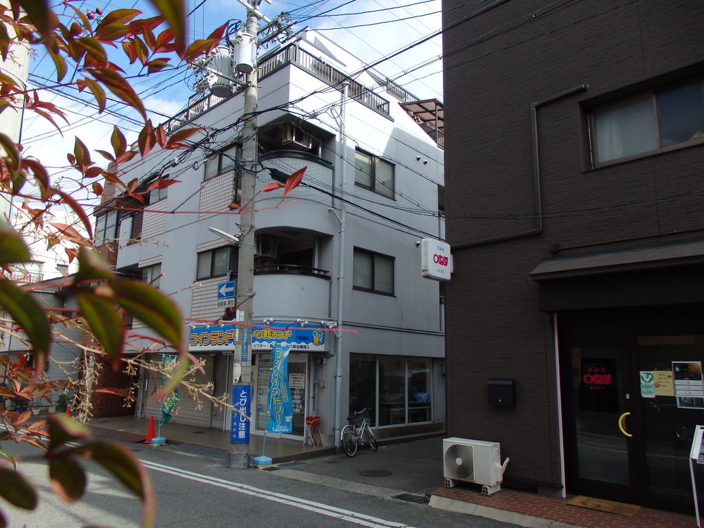 建物外観　一階がコインランドリーで建物の雰囲気も明るいです。