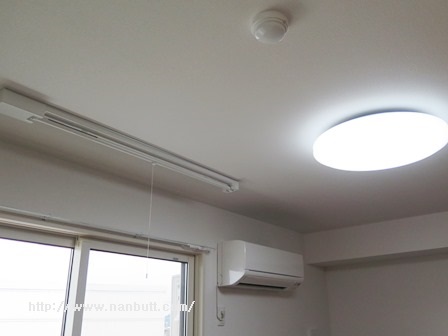 その他設備　室内物干し・照明・エアコン完備