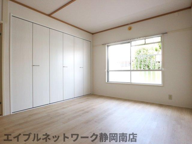 その他設備　落ち着いた色調の洋室です
