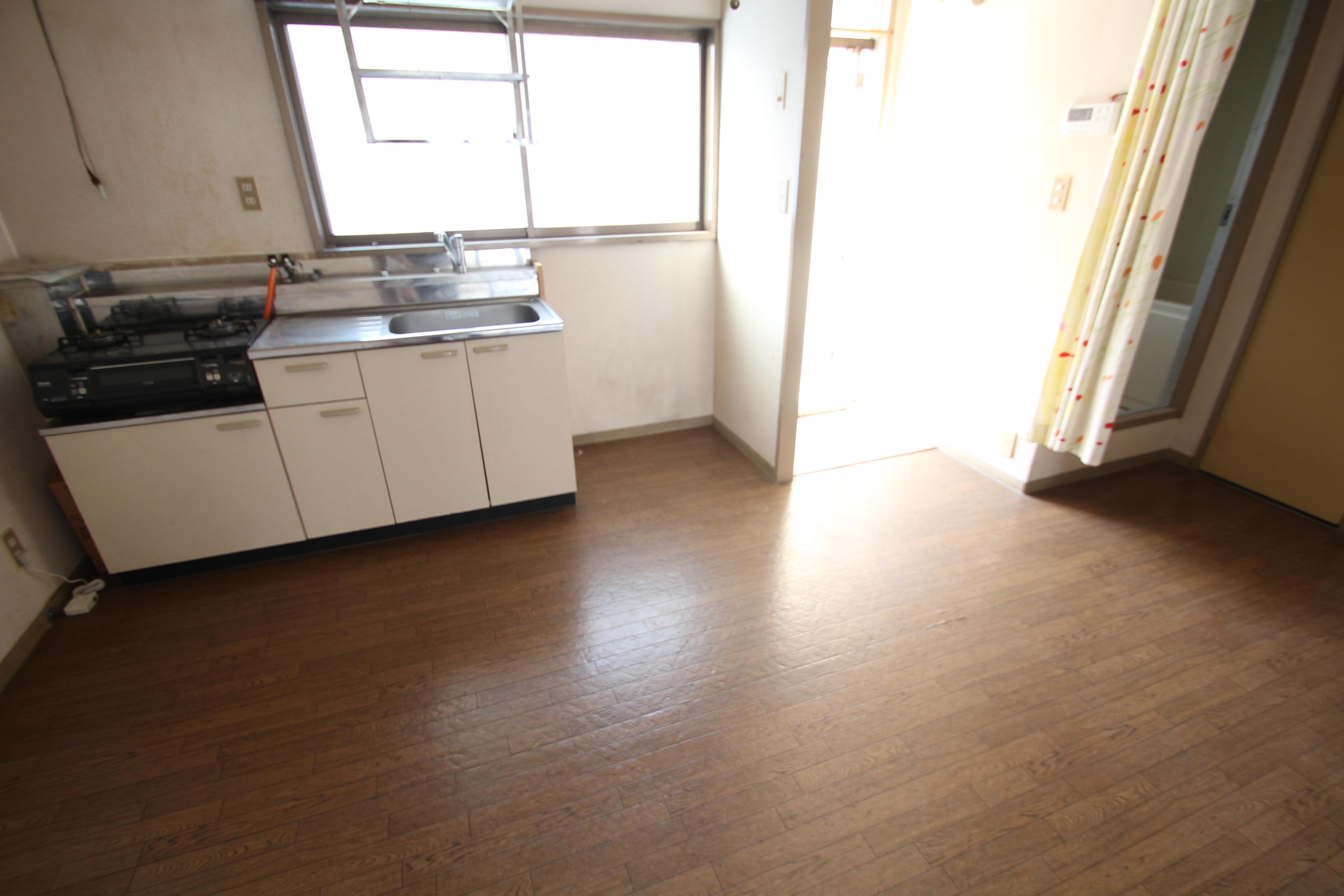 居室・リビング　7.5帖のDKです。2つの和室に繋がっています。