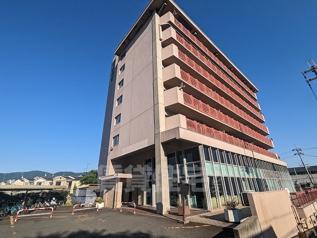 京都市山科区川田清水焼団地町のマンションの建物外観