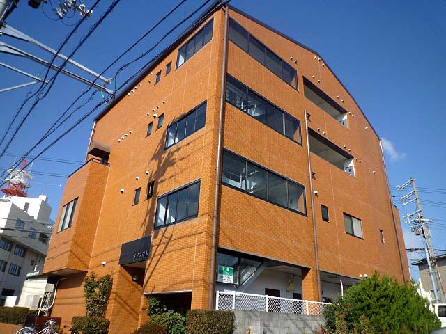 【川西市出在家町のマンションの建物外観】