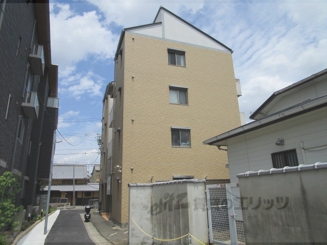 京都市西京区川島玉頭町のマンションの建物外観