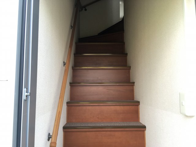 その他部屋・スペース　室内階段から二階へ