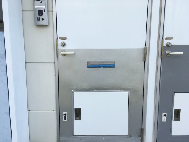 玄関　宅配ボックス付き
