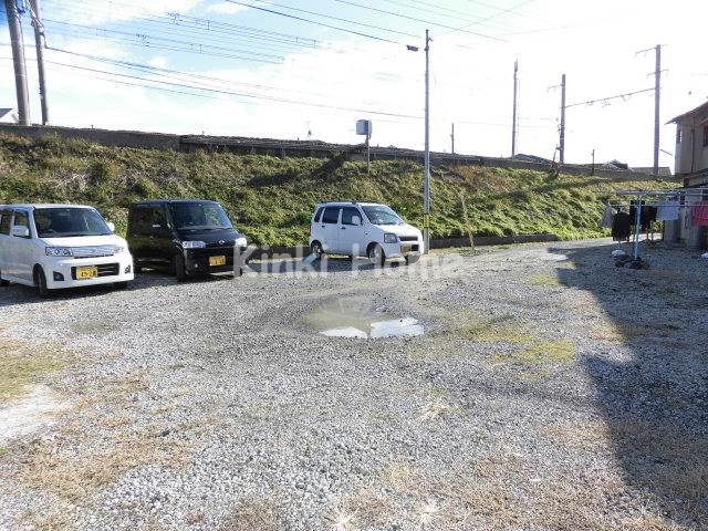 【和歌山市直川のアパートの駐車場】