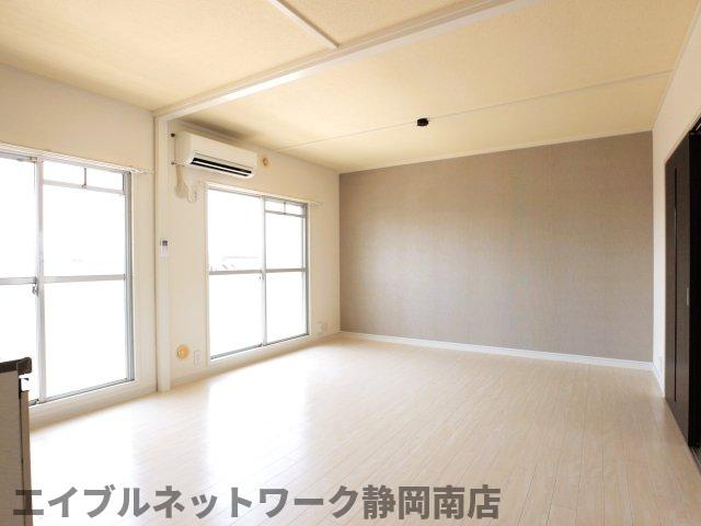 ＪＲ東海道本線 静岡駅 バス乗車時間：17分 最寄りバス停で下車 徒歩6分 4階建 築43年の居間写真