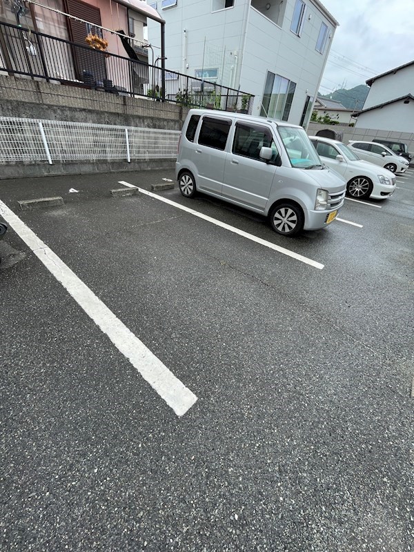 【リバーサイド市川の駐車場】