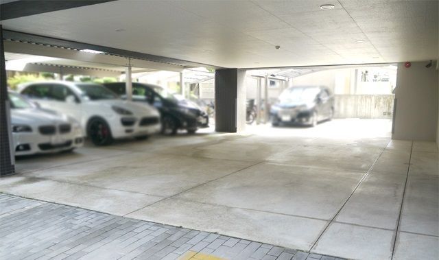 【福岡市早良区高取のマンションの駐車場】