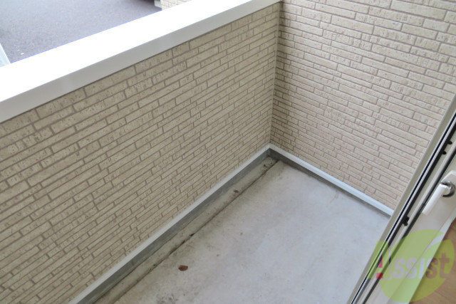 バルコニー　バルコニーは洗濯物を干すには十分な広さでした。日当りも良し。