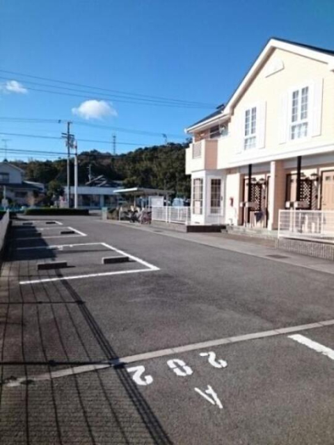 【松山市勝岡町のアパートの駐車場】