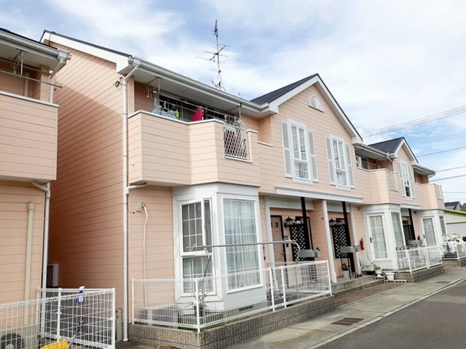 松山市勝岡町のアパートの建物外観