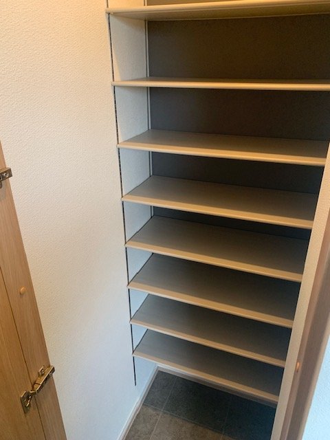 玄関　収納たっぷりのシューズクローク