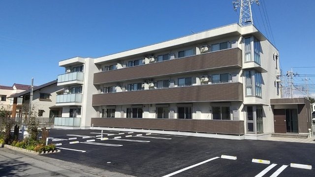 建物外観　小山駅まで徒歩８分　エントランスオートロック