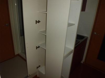 収納　キッチン横の便利な収納棚。