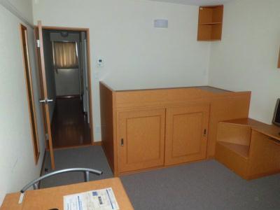 居室・リビング　窓際からキッチン方向を撮影。