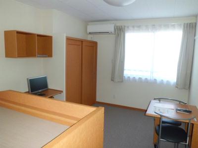 居室・リビング　カーペット敷きの居室。