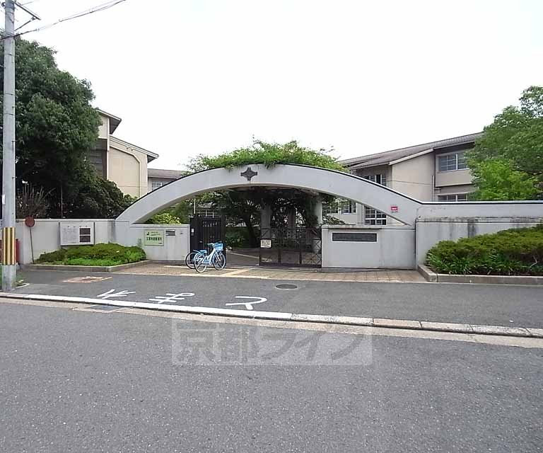 【八幡市八幡柿ケ谷のマンションの小学校】