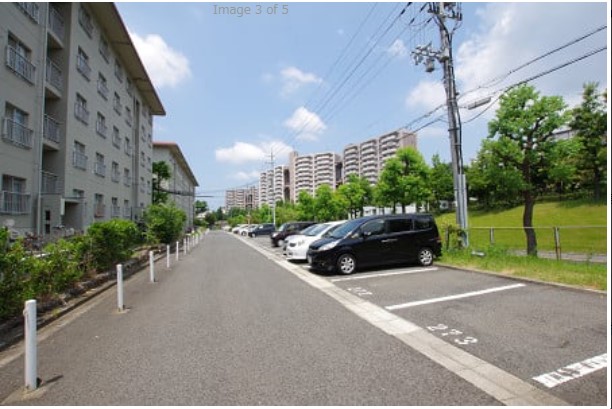 【鴨谷台団地8棟の駐車場】