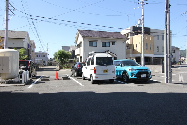 【松山市水泥町のマンションの駐車場】