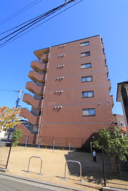 松山市水泥町のマンションの建物外観