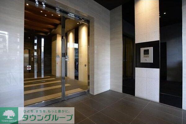 【名古屋市北区黒川本通のマンションのエントランス】