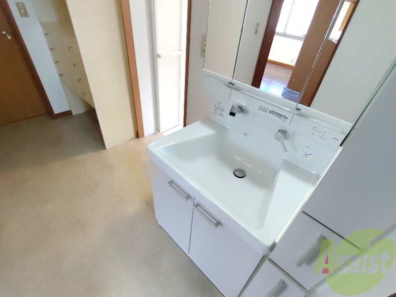 洗面設備　洗面台はシャワーノズルも付いて便利に活用できます