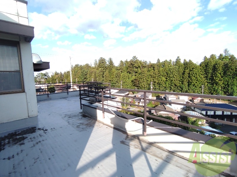 バルコニー　ベランダはよく日が当たり気持ちの良い空間です。