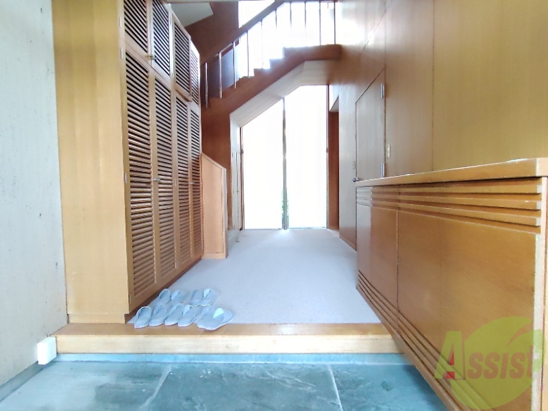 玄関　玄関からの様子です。綺麗なカーペットが広がっています。