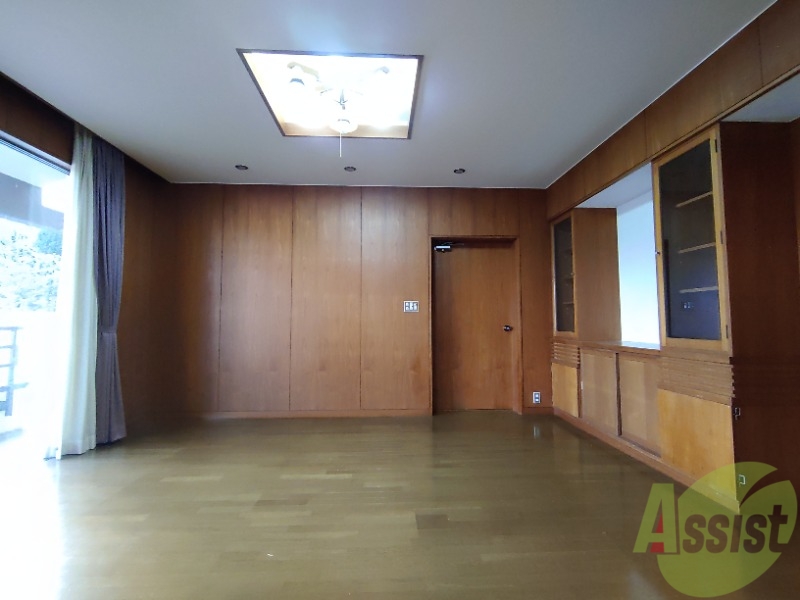 居室・リビング　広くきれいなリビングは明るい光も良く差します。