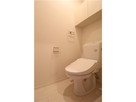 トイレ　収納棚付きトイレ
