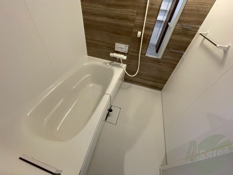 バス・シャワールーム　お風呂です。広々したバスでゆっくりくつろげます。