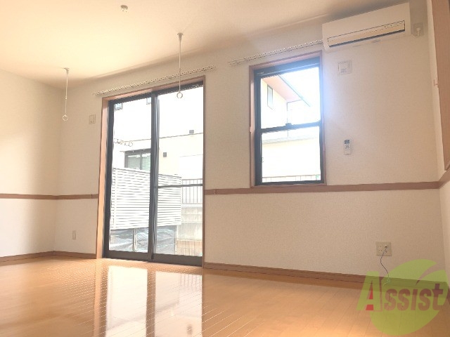 居室・リビング　リビングは１３．２帖、陽当たりのいいお部屋です