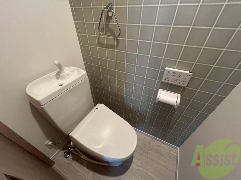 トイレ　温水洗浄便座です。清潔感、広さともに問題無しです。