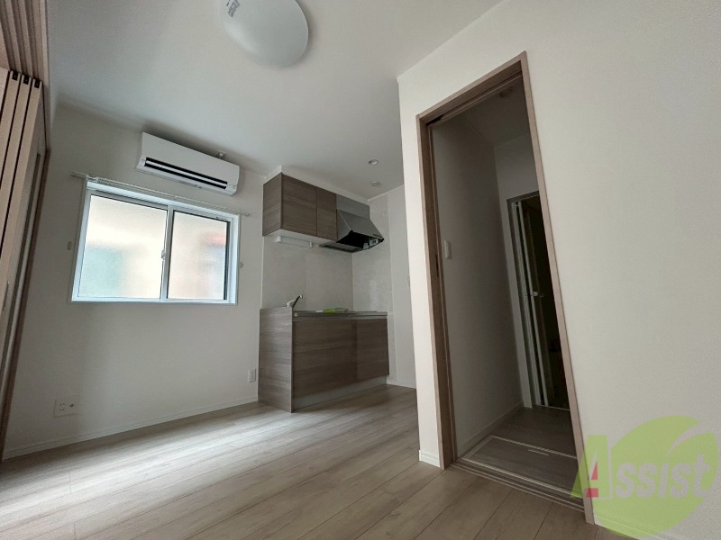 居室・リビング　陽がしっかり差し込む、白基調の明るい雰囲気のお部屋です。