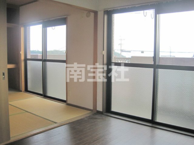 居室・リビング　和室・洋室６畳です