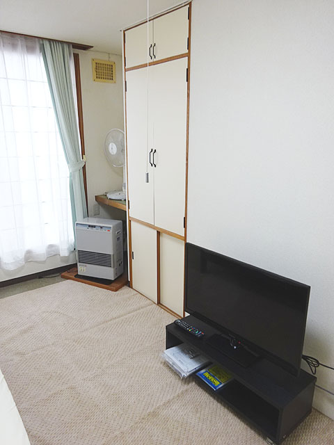 居室・リビング　テレビ、収納