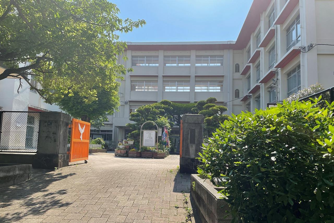 小学校　長崎市立城山小学校（小学校）まで779m