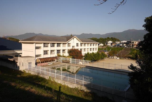 小学校　直方市立直方西小学校（小学校）まで490m