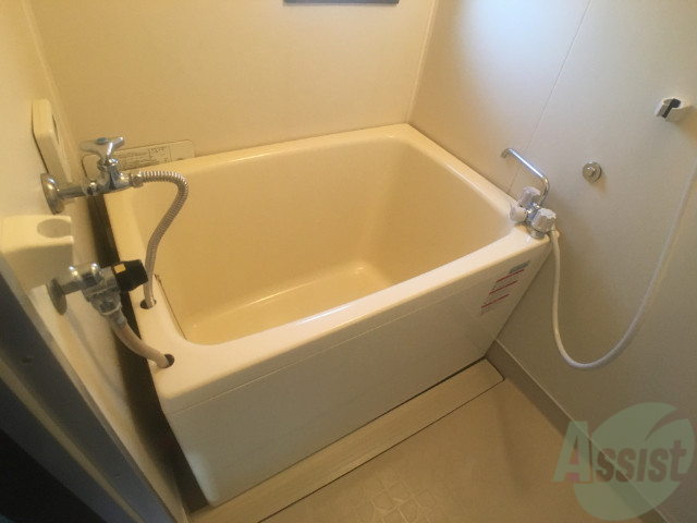 バス・シャワールーム　バスルームは狭すぎず、シャワーも浴びやすそうです。