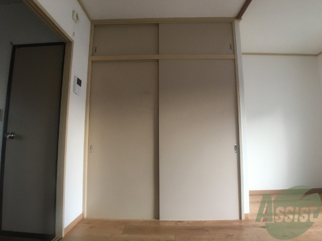 収納　クローゼットです。服やお荷物はこちらへ。