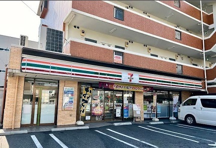 コンビニ　セブンイレブン（コンビニ）まで300m