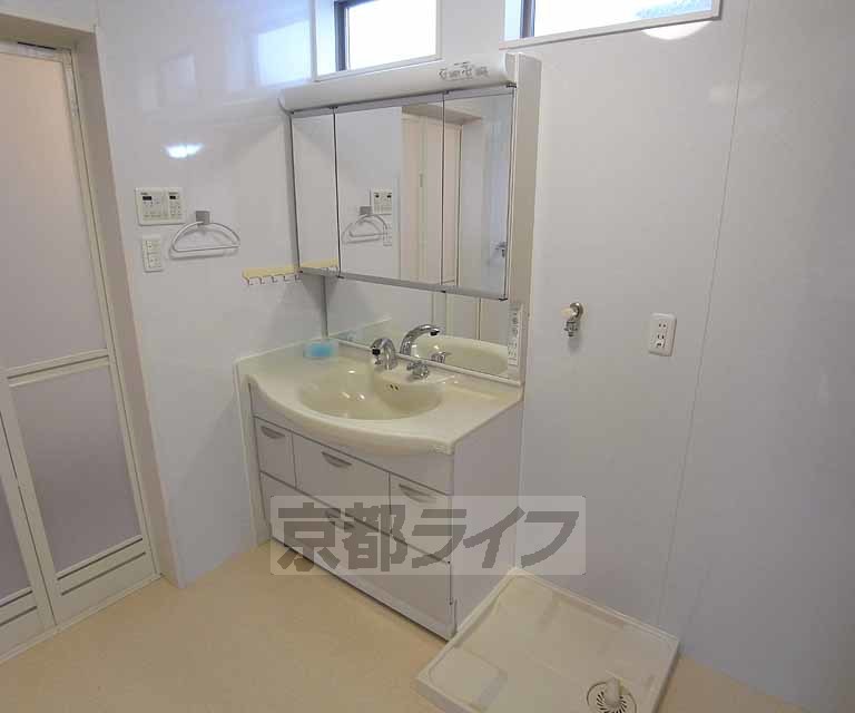 洗面設備　きれいな洗面台です