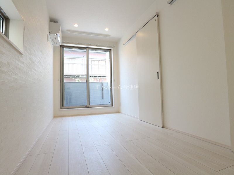 居室・リビング　洋室5.9帖　エアコン付　収納充実　バルコニーに面しています