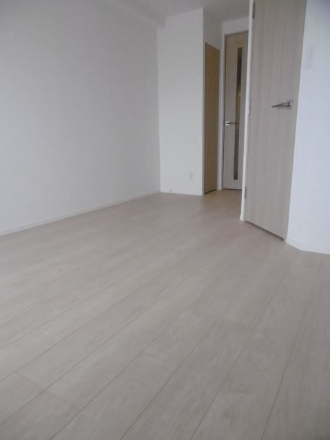 居室・リビング　７．４帖で広めの洋室！