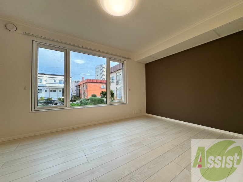 居室・リビング　木目のフローリングは落ち着きのある印象のお部屋になりますね。